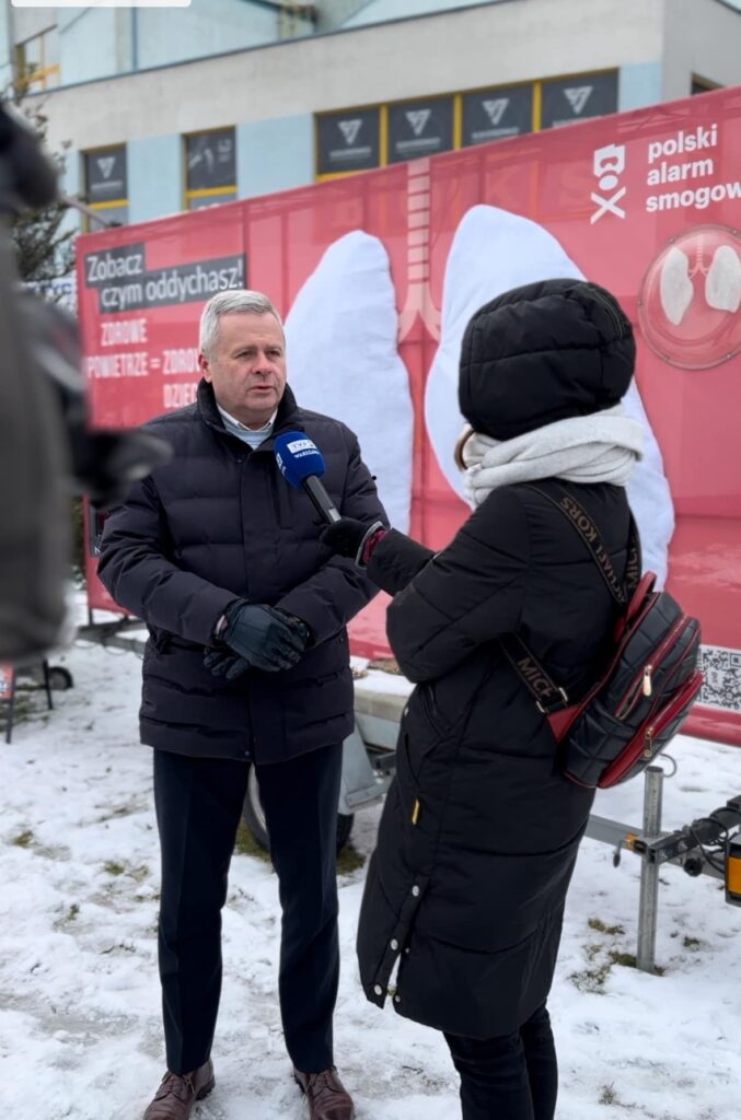 Burmistrz miasta Łomianki biorący aktywny udział w akcji dotyczącej smogu w gminie